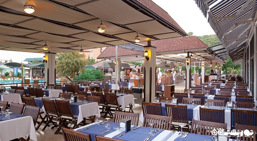 محوطه فضای باز رستوران اصلی